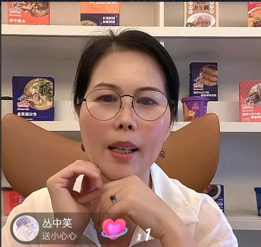 小杨阿姨说，天天躺平的跟人借跟人要才丢人！有黑粉说小杨阿姨直播丢人！于是就