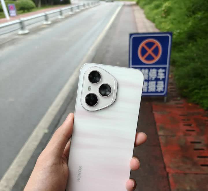 上手体验一周荣耀400Pro了，冒着被人喷的风险，说说真话：当初购买的时