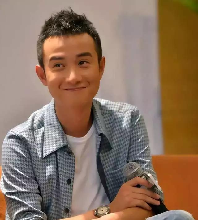 是谁把文章踢出了娱乐圈？曾经文章那可是红得发紫，一部《奋斗》让他名声大噪，还结识