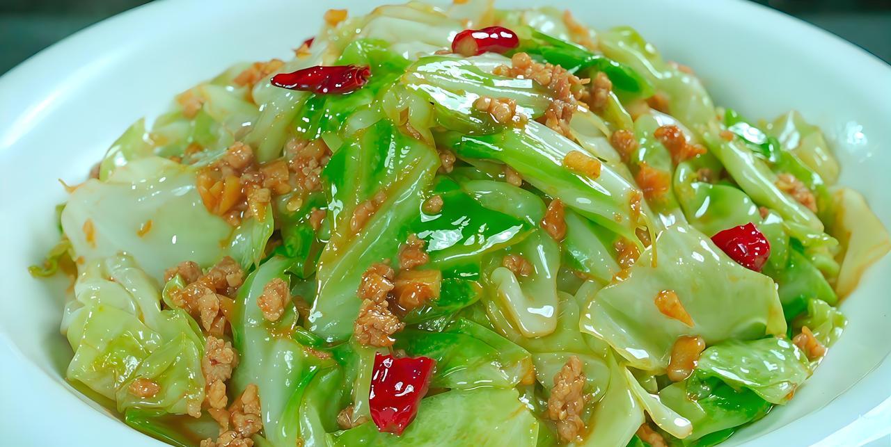 新闻的糟心事太多，说点老本行烹饪上的事吧，如何把包菜炒的和饭店里一样好吃？有几