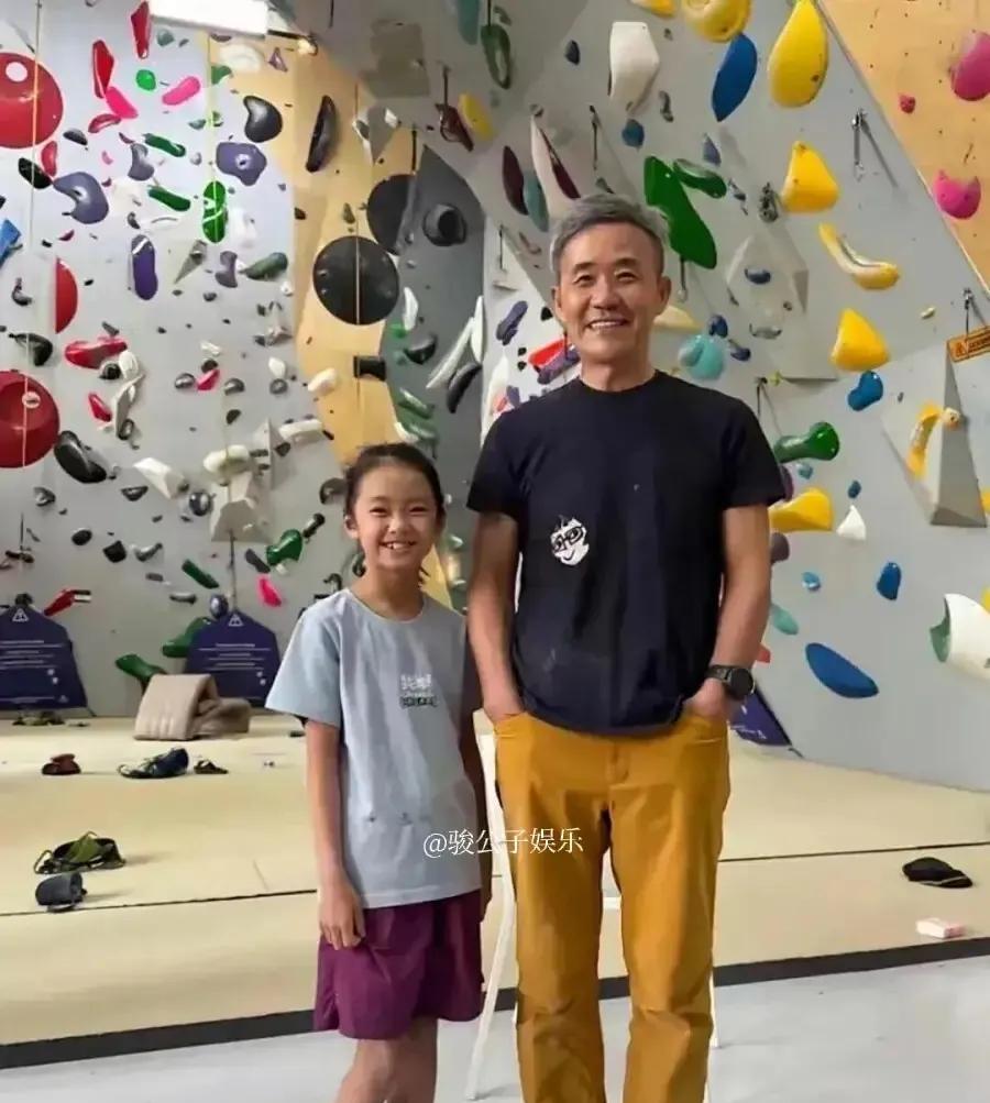 王石和女儿参加活动，同框出境太惊艳了，75岁的王石高兴的笑容挂在脸上，女儿上小学