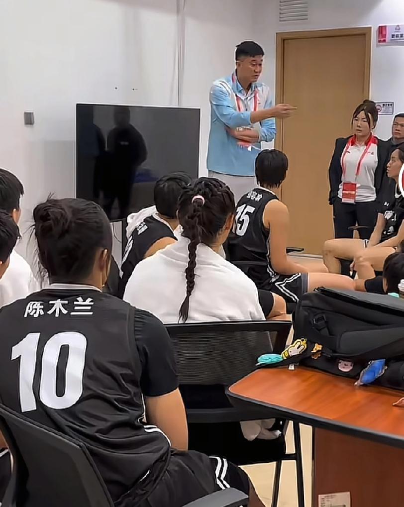 杜锋体制内身份被聚焦，迪拉娜气氛组身份曝光，广东为篮球下血本杜锋和迪拉娜都是