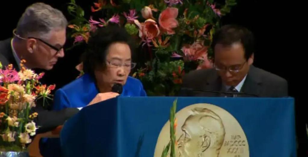 2015年，屠呦呦受到邀请进行演讲，可由于话筒线长度不足，她不得不弯腰讲话，出乎