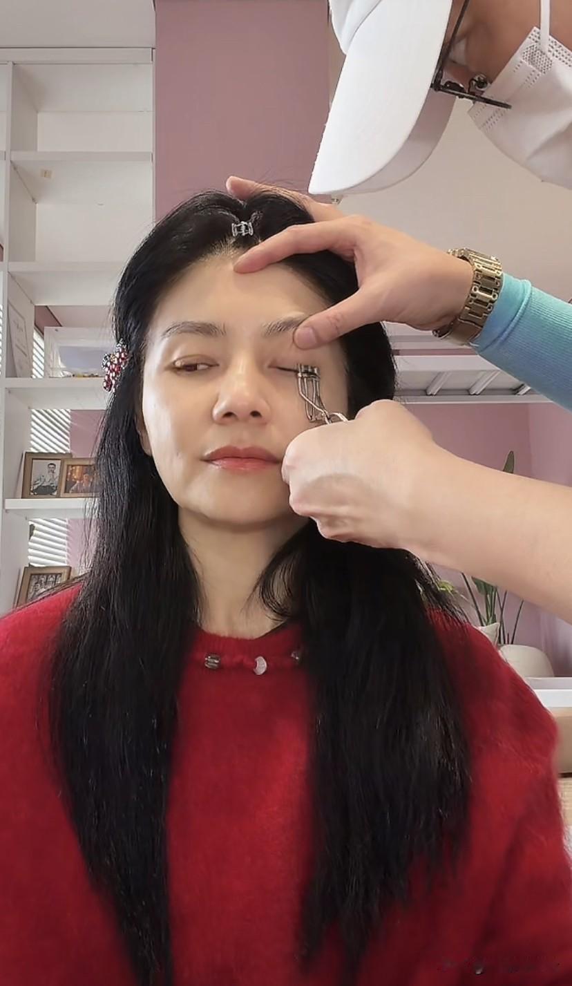 胡可直播间化妆，素颜的她正在介绍产品，有网友说，眼睛做了吗？胡可说，没有，还跟以