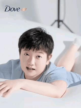 莎莎的眼睛像三岁宝宝一样纯真。广告拍完了，她还意犹未尽：“拍完了？”人见人爱的