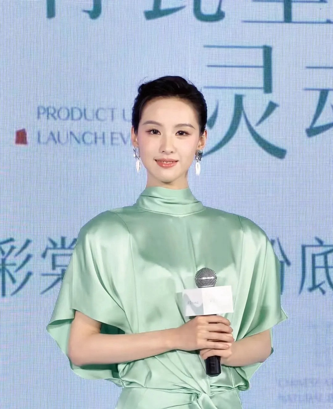 陈都灵这个衣服真的好显宽啊，你们不觉得