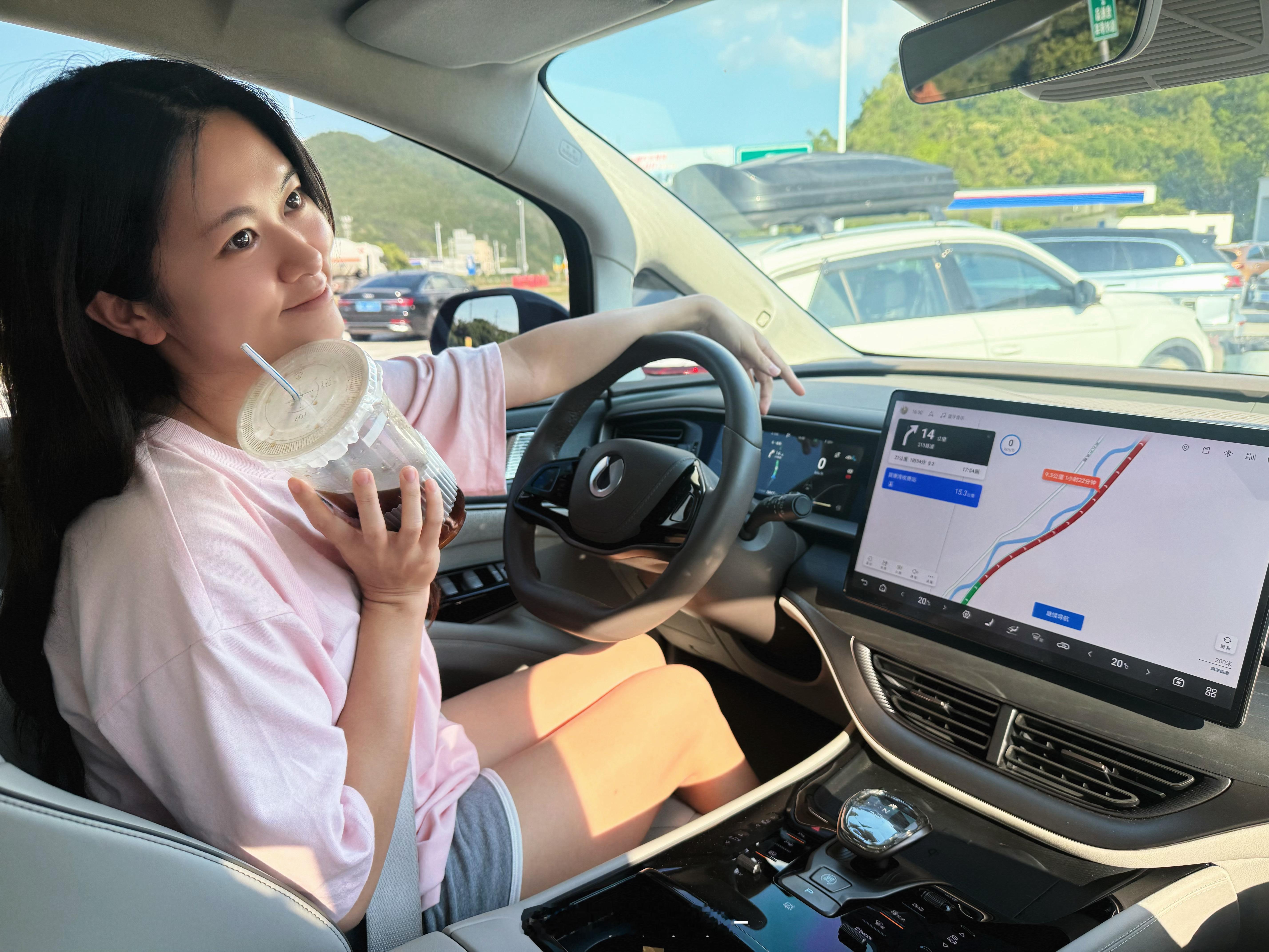 买了一杯超大杯美式体验下国庆塞车传统项目哈哈！腾势D9就是这个时候用的一家人出游
