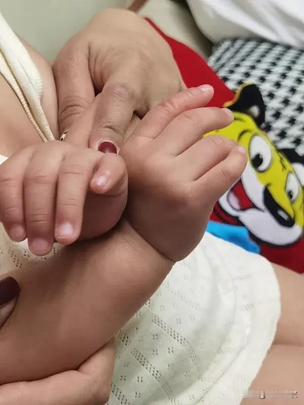 啥？2个月宝宝竟因奶奶一个举动进了ICU！原来，奶奶给宝宝擦了碘伏。碘伏不是常见