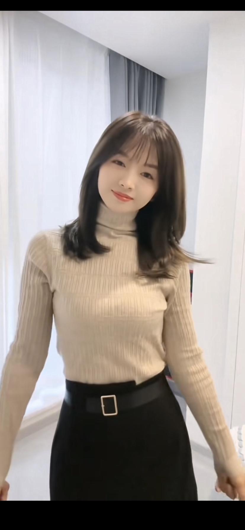 温柔米色毛衣搭配黑色半身裙，简约优雅，尽显知性美！🌟✨