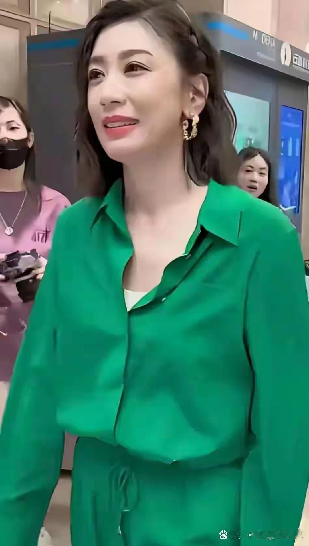 50岁贾静雯，年纪一大把了，还那么美，真可谓徐娘半老，风韵犹存呐