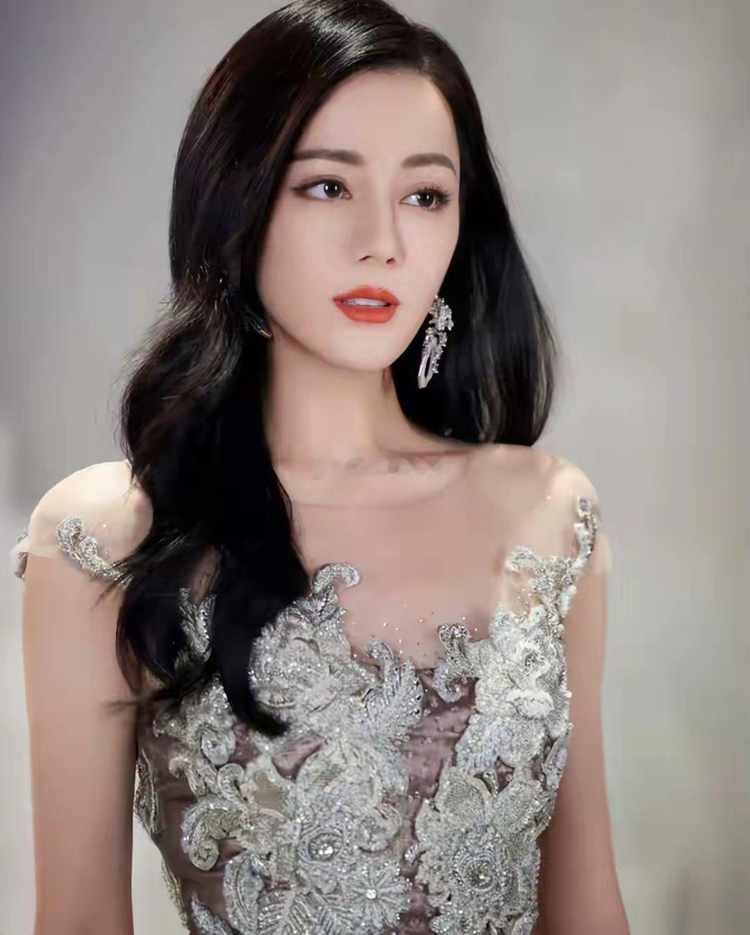 刷到热巴退出《开始推理吧》的消息，一点也不意外。反而觉得，啊，她的“假期”结束了