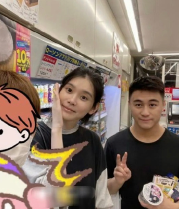 奚梦瑶和老公何猷君同游日本，夫妻俩都是素颜，奚梦瑶脸部皮肤真好，非常漂亮，何猷君