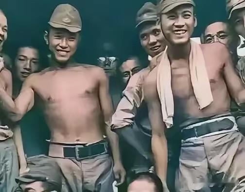 这群日本鬼子岁数都不是很大，由于天气热，有些鬼子都脱光了上衣，它们扎的腰带很有特