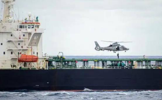 法国海军说扣就扣直接拦下俄油轮，马克龙当场就放话，然而俄方连个通知都没收到。 