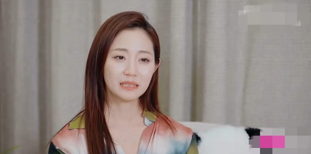 万千惠说：“以她的性格来讲，她是非常非常想掌控我。我现在也不像以前那样好掌控了。