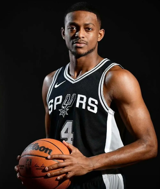 翻看了下这赛季福克斯的数据不看不知道，一看吓一跳啊。加季中赛决赛总共打了40场