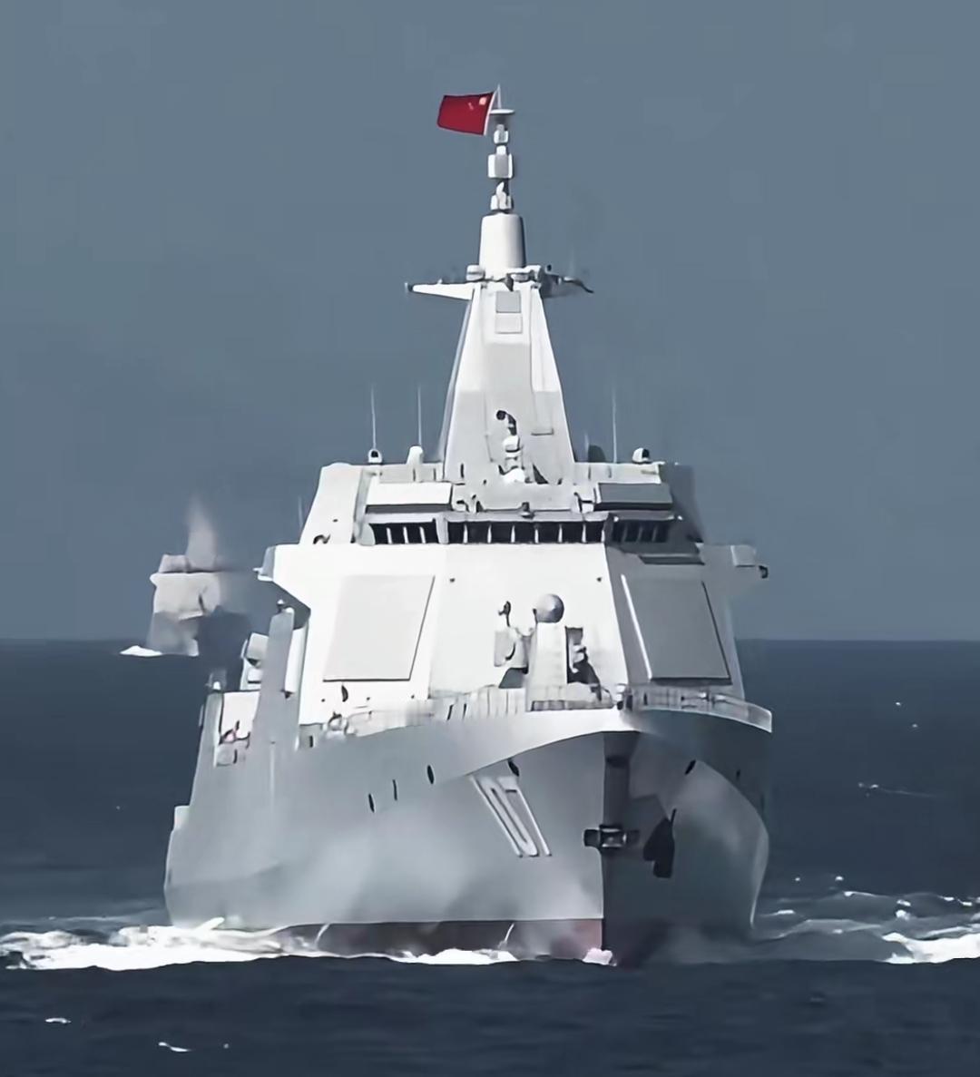 菲律宾倒反天罡地把黄岩岛设为“演习区”后迎来了什么？迎来了055万吨大驱，迎来