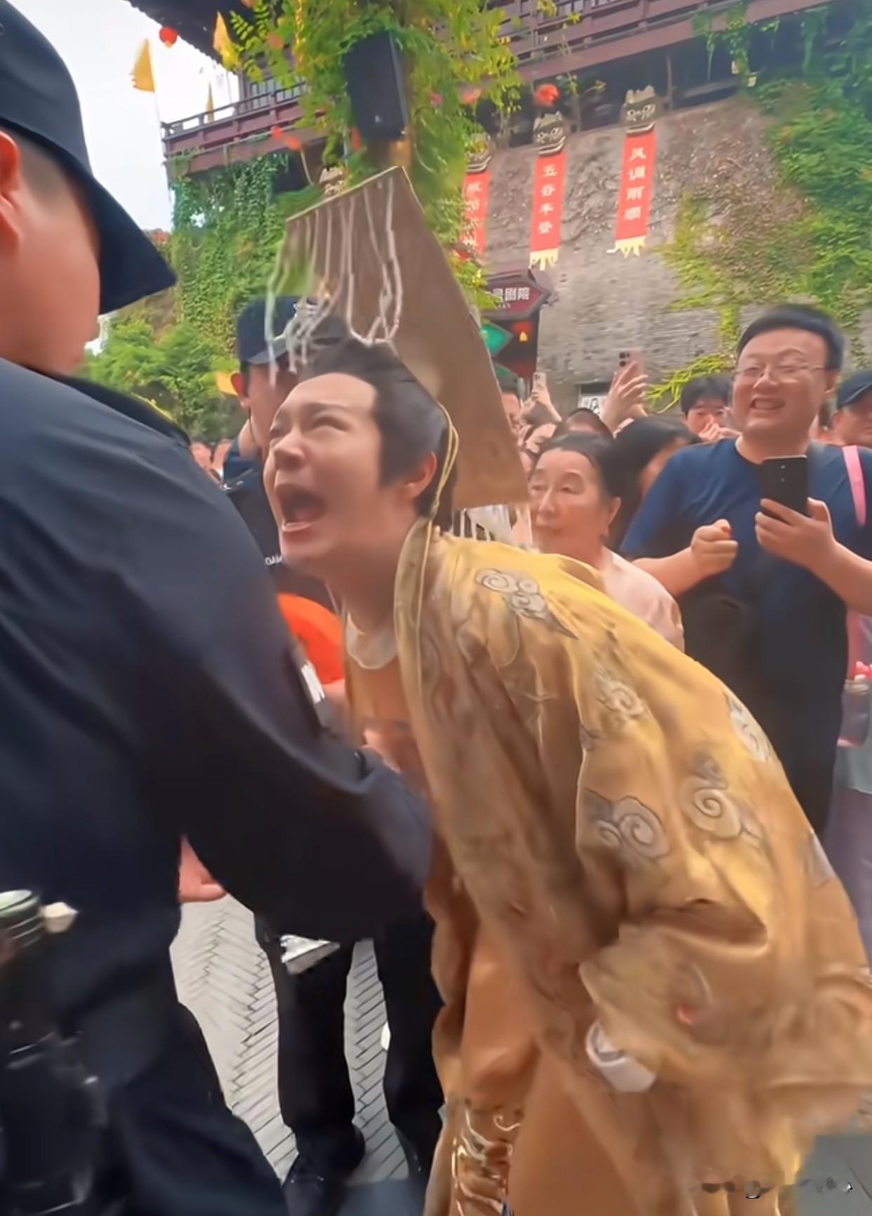郑国霖：我是郑国霖保安：把工牌拿出来？郑国霖：我是演员不是工作人员保安：没