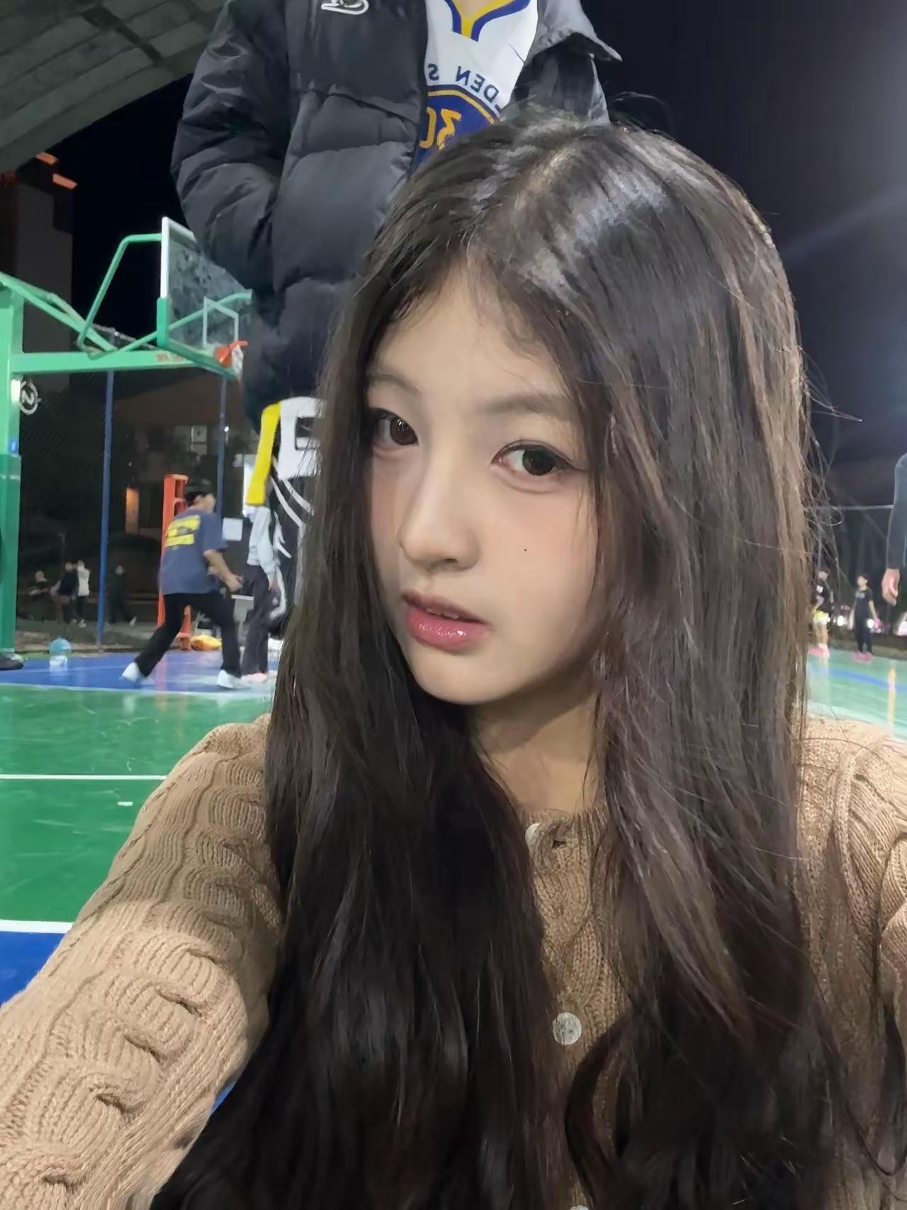 夜晚篮球场上的少女，散发着青春的气息夜景气质少女自然光下少女