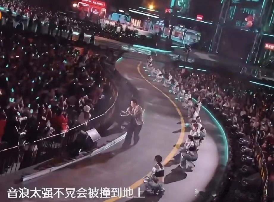 说实话，芒果台真是邓超的贵人。跑男虽然让邓超火了好几年，但是那几年他的观众缘