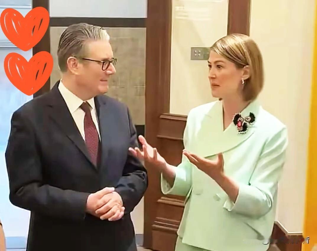 斯塔默这次真会选人，拉着裴淳华一起在上海参加活动，这说明他很懂我们喜欢她。