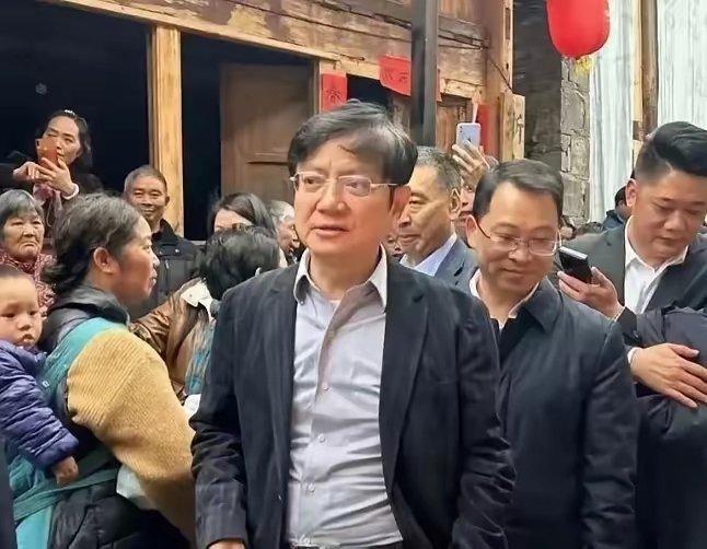刚刚去查了郑强不查不知道，一查吓一跳郑强65岁退休后去了贵州山区学校教书，没办仪