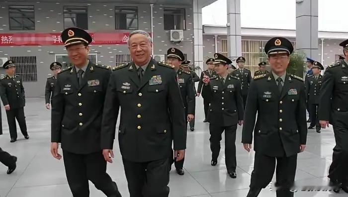 只看军衔。上将，国内目前最高军衔！