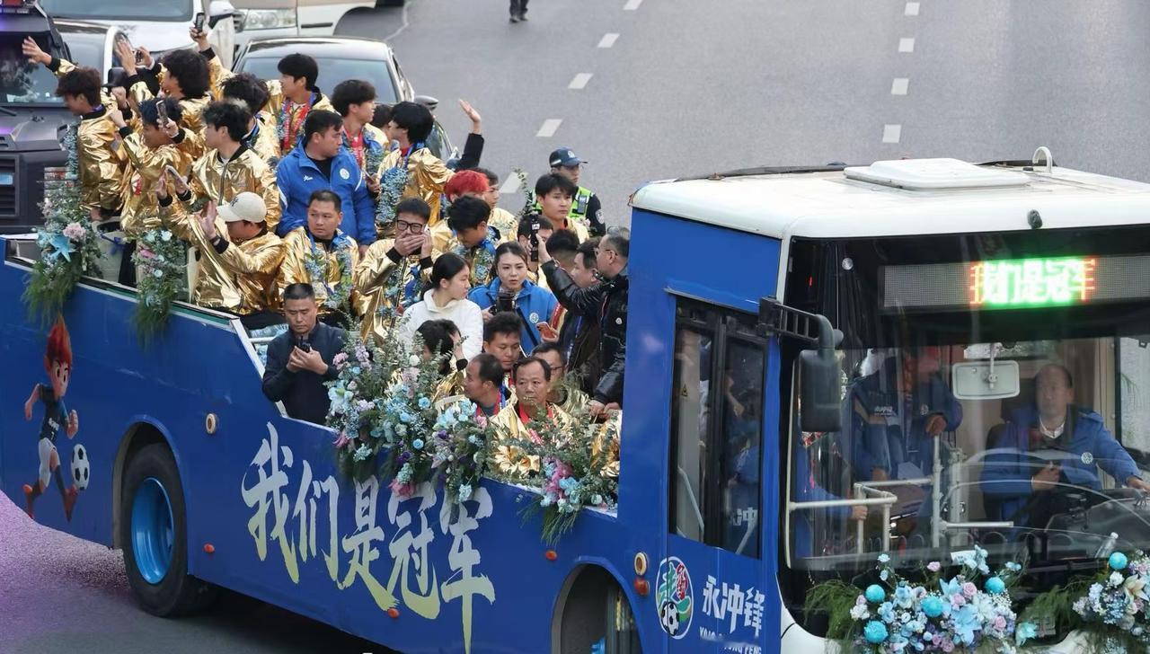 “中国足球还是有希望的！”湘超永州队夺了冠军，当地连夜现杀了一辆公交车装饰成冠军