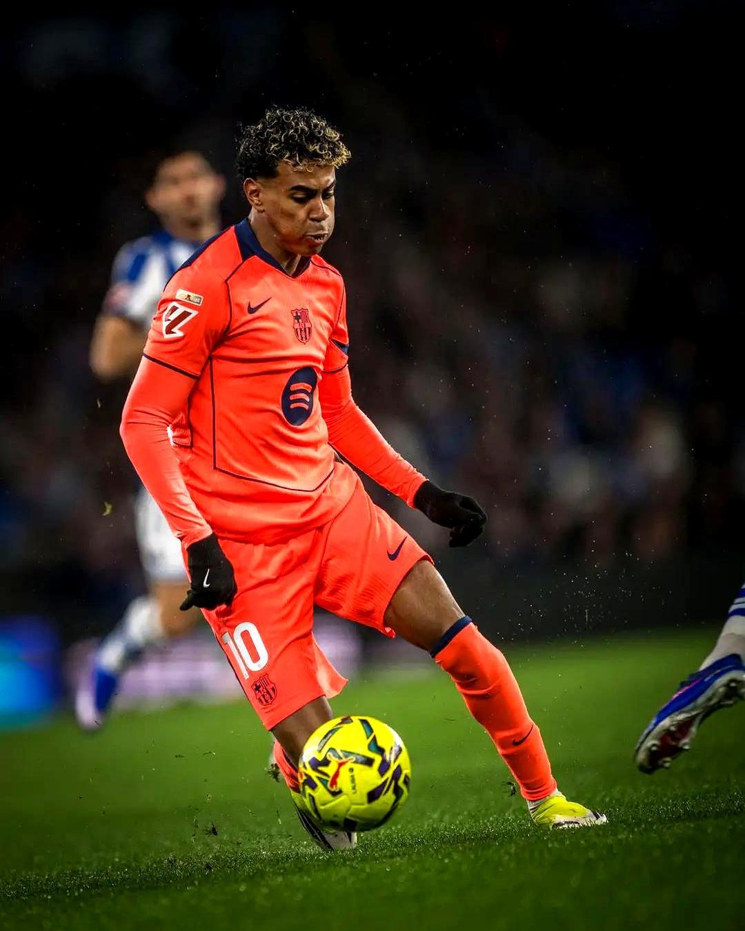 1比2，巴萨在雨里摔了个大跟头。11连胜断了，皇马只差1分，这锅裁判背一半