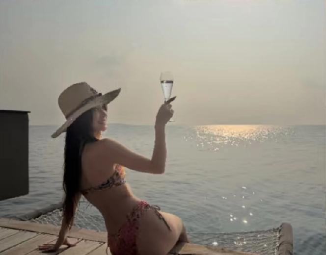 Angelababy杨颖愚人节发度假照，她的神颜和身材真是至今无人能敌。bab