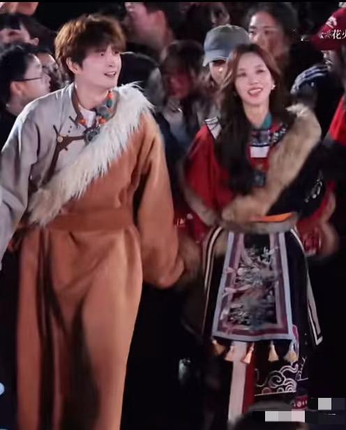 张远和菲菲牵手跳舞！今晚四处捡哥几个的路透视频。终于捡到了一个很甜的—-张