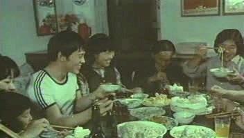 年轻时打遍天下，现在蹲在清迈的香火里，不说话，只烧香。利智陪他，从银幕女神变成