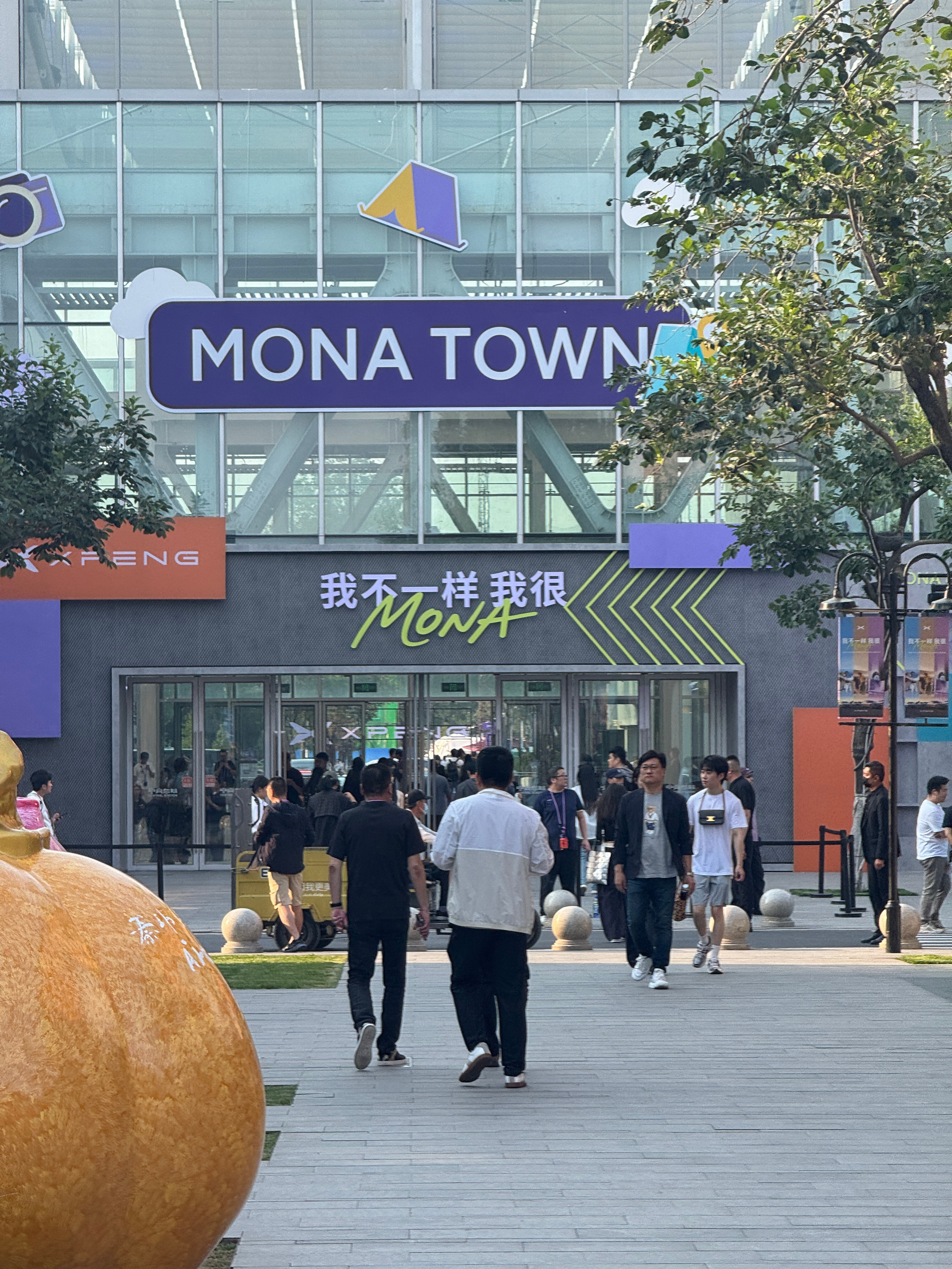 兄弟们来MonaM03发布会了，青春靓丽的气息，比回到大学都狠啊。[doge]