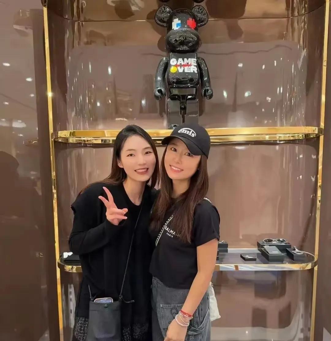 林心如近日现身澳门度假，素颜出镜清新自然，状态超群，被网友盛赞“纯素颜也美得令人