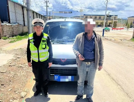 ‌青海民警发现一辆甘肃尕货车非常可疑，上前一查，我的个乖乖，直接吓了一跳，你猜