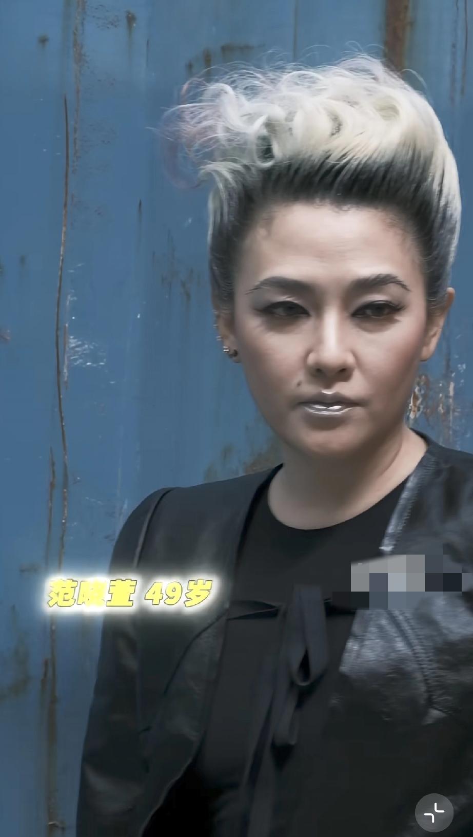 范晓萱上海参加马吉拉活动，这造型挺雷人的，网友说她眼前一黑，表情看着像是快要晕过