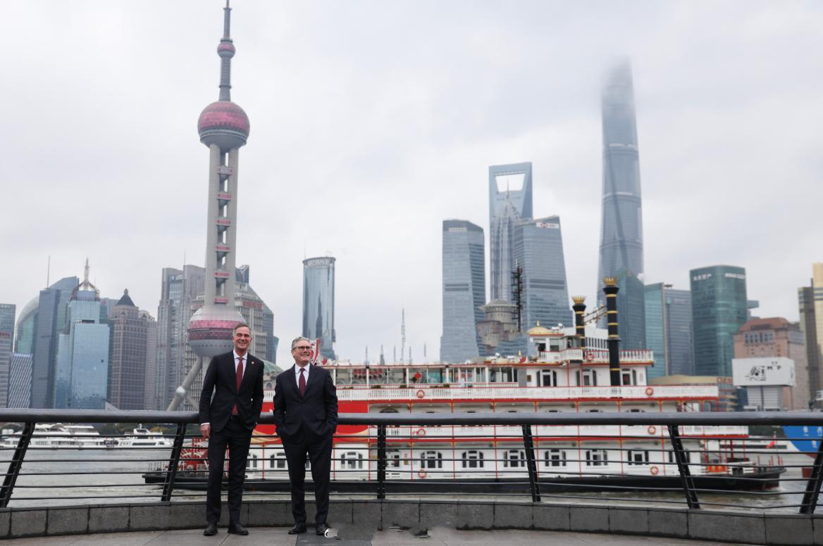 斯塔默与贸易大臣彼得·凯尔在外滩合影，身后是上海地标东方明珠！1月31日英国驻华