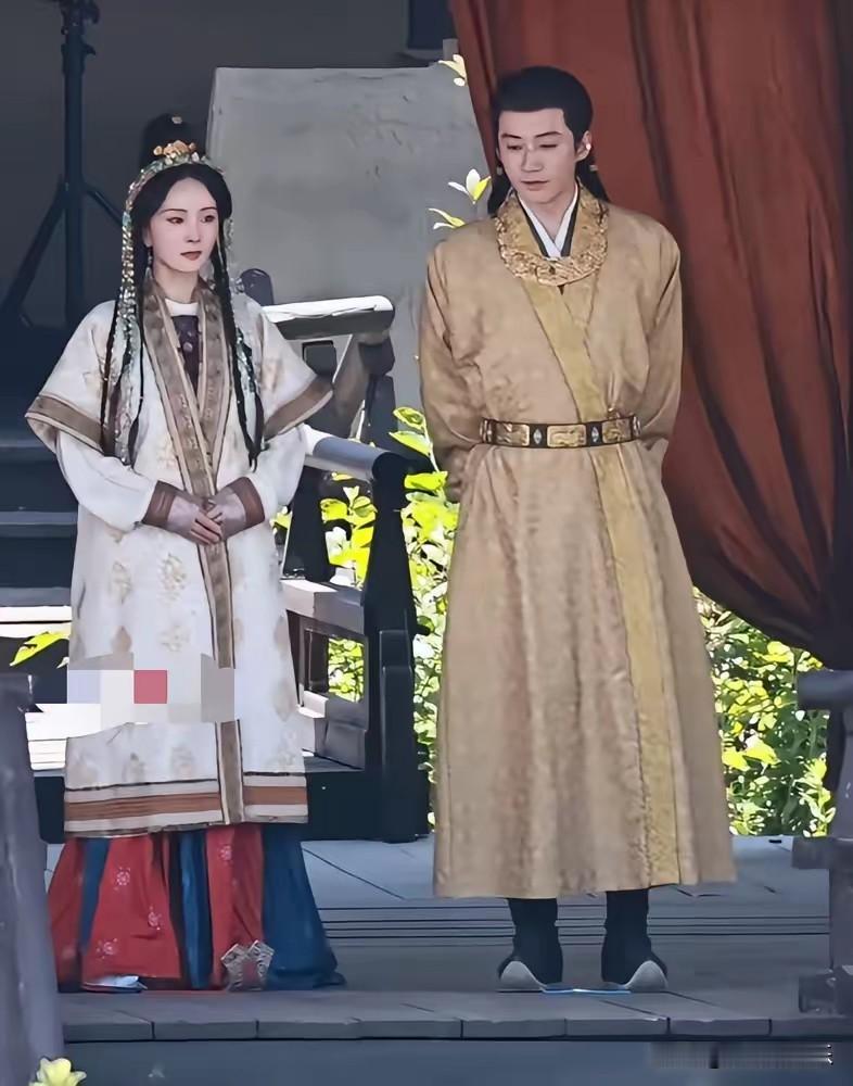 杨幂怎么也想不到，自己顶流女星的流量会输给一个当初番位远不如自己男演员吧？如