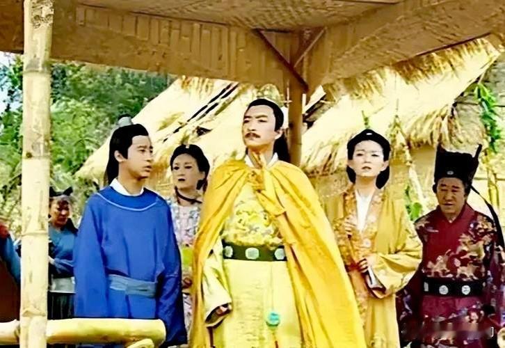 1646年明末乱世里头，广东肇庆却上演了一场画风完全反着来的闹剧，满朝文武跪在地