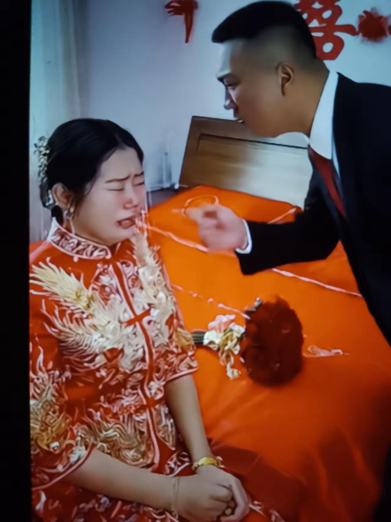 大喜之日，新郎一句“60万彩礼去哪了？”让婚礼现场瞬间冰封。新娘轻描淡写“