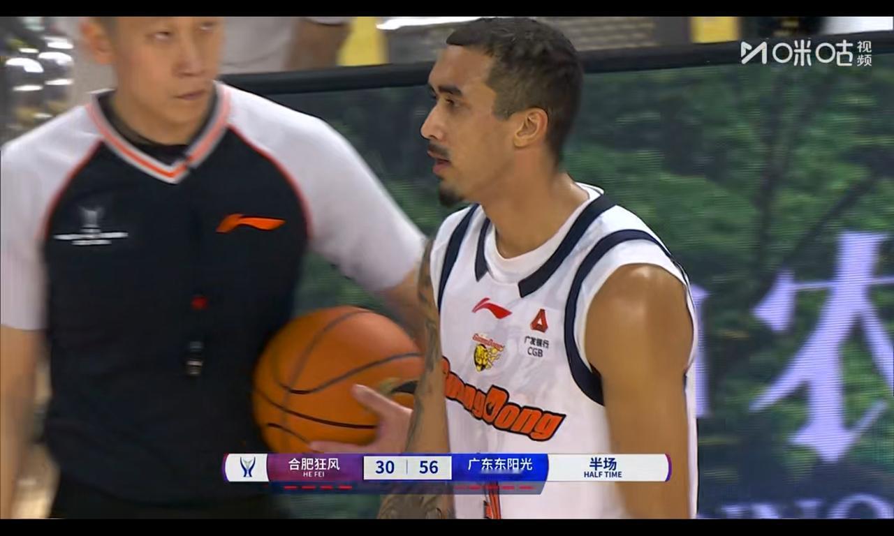 奎因传球丝滑如绸缎！连线徐杰+王少杰，两记助攻尽显大师风范奎因上半场拿1