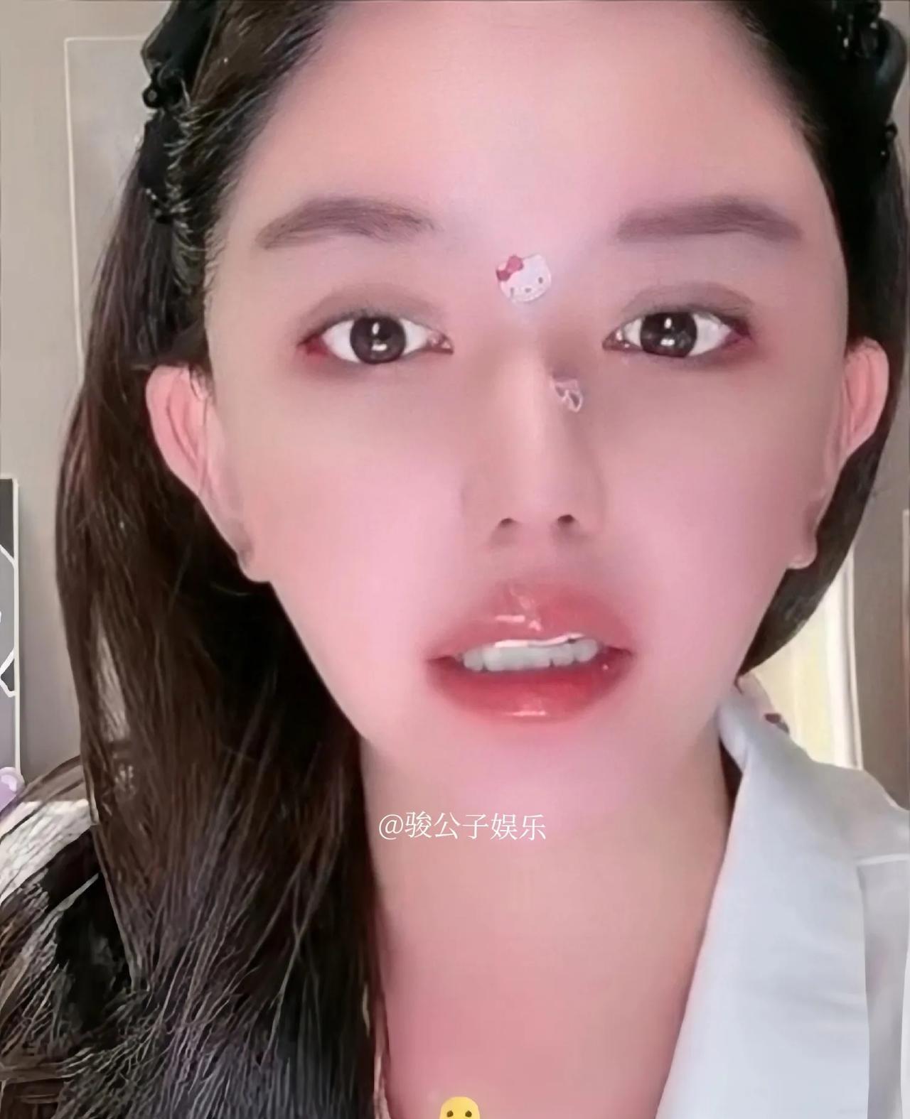 韩安冉在昨晚直播中透露自己三胎已经引产。她解释前段时间突然长时间外出旅游的原因，