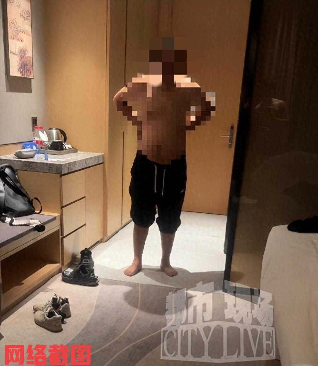 江苏苏州有夫妻在入住酒店时。只在半夜妻子睡觉的时候，突然听到外面的房门有响动