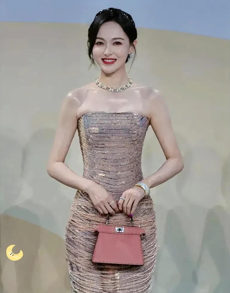 今晚估计其他女明星们都要哭了不是因为自己没有获奖也不是因为嫉妒唐嫣今晚获得金