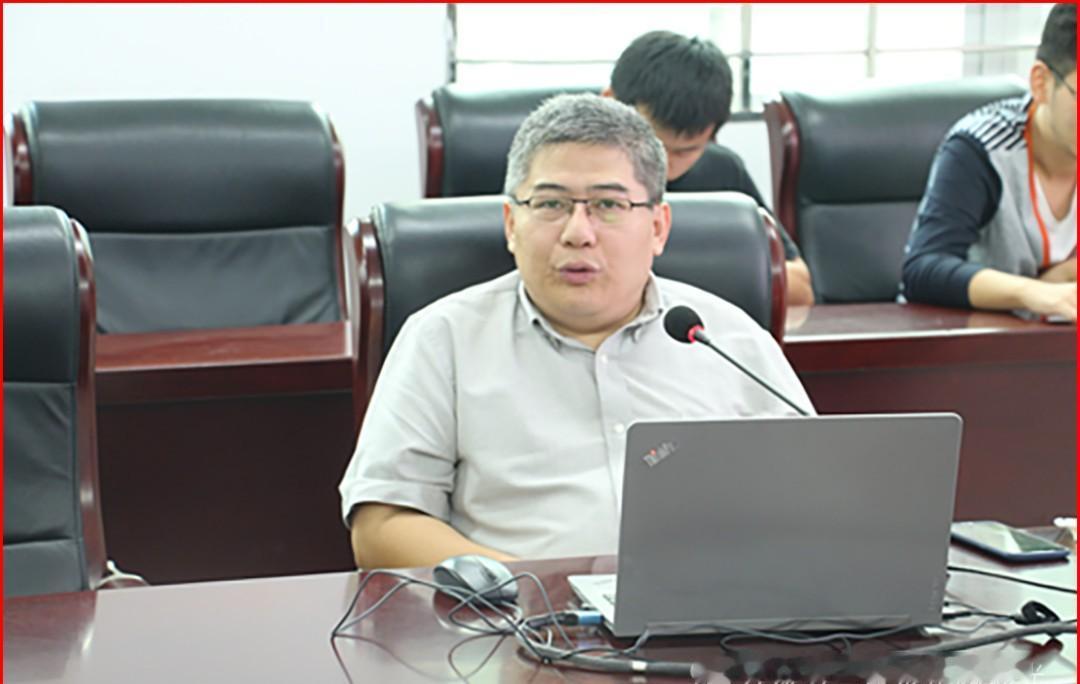一个法学教授在海外连发涉华言论，三重身份加身却不见平衡视角。他一边在中国高校开
