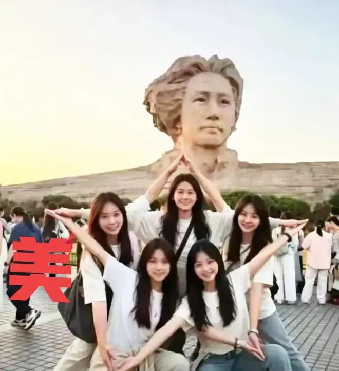五个聪明漂亮的女孩，这是我第一次觉得摆拍真好看！[赞][赞][赞][赞]