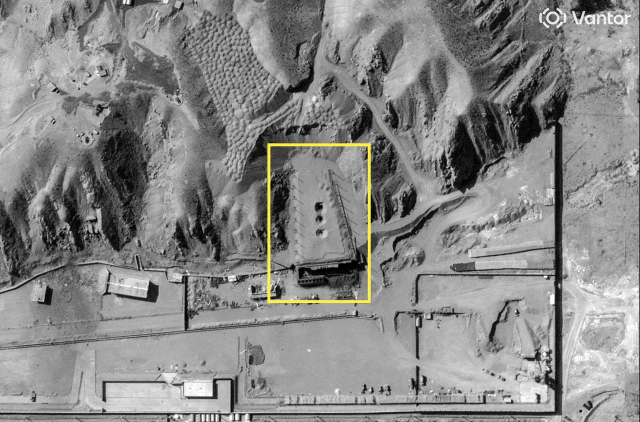伊朗塔勒甘-2号核设施疑似再次遭到钻地弹打击，卫星照片显示工事顶部出现了3个竖排