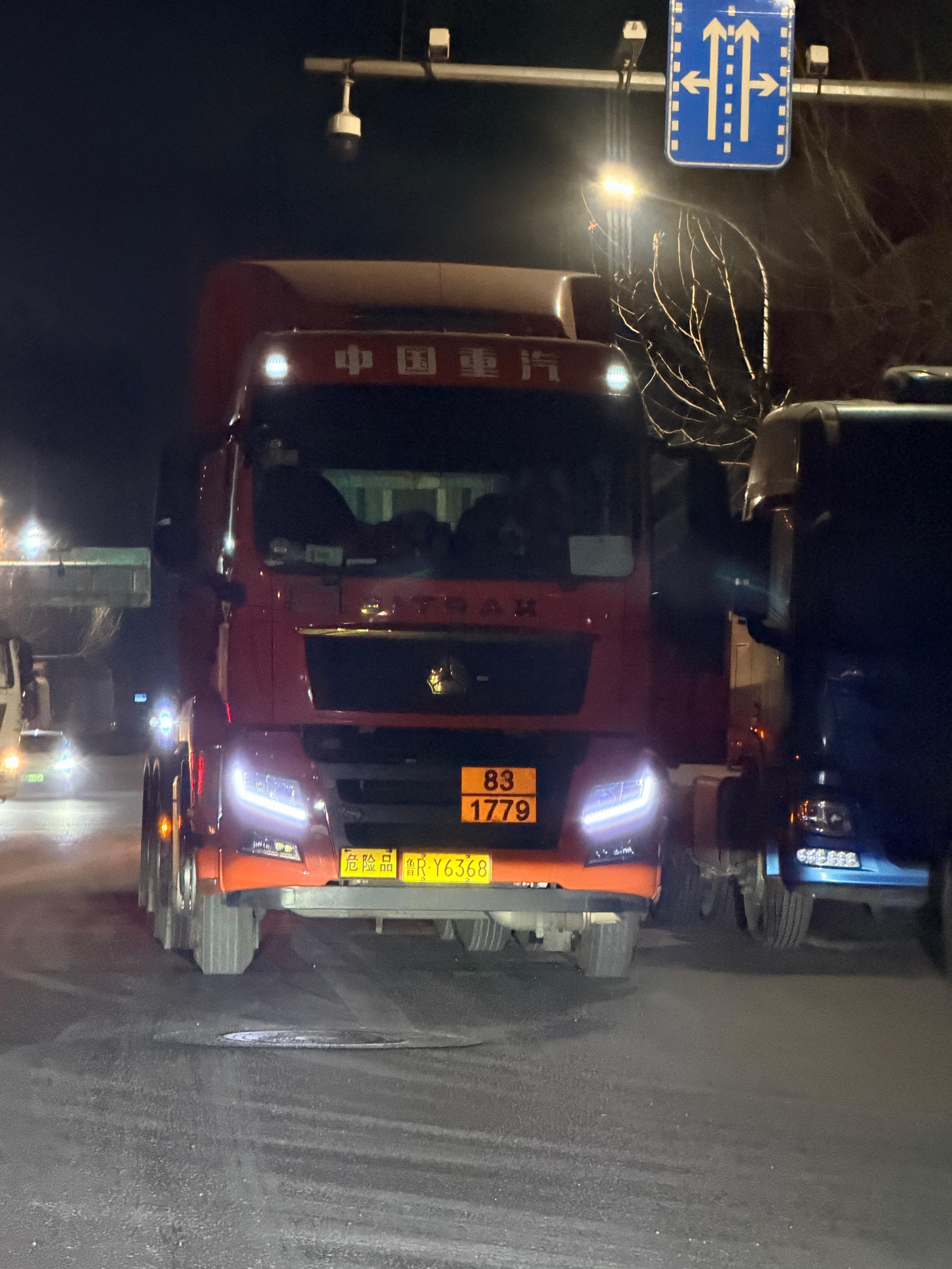 我丢，现在这大车这么nb的么？逆行就算了，你还停着不走？？？青岛