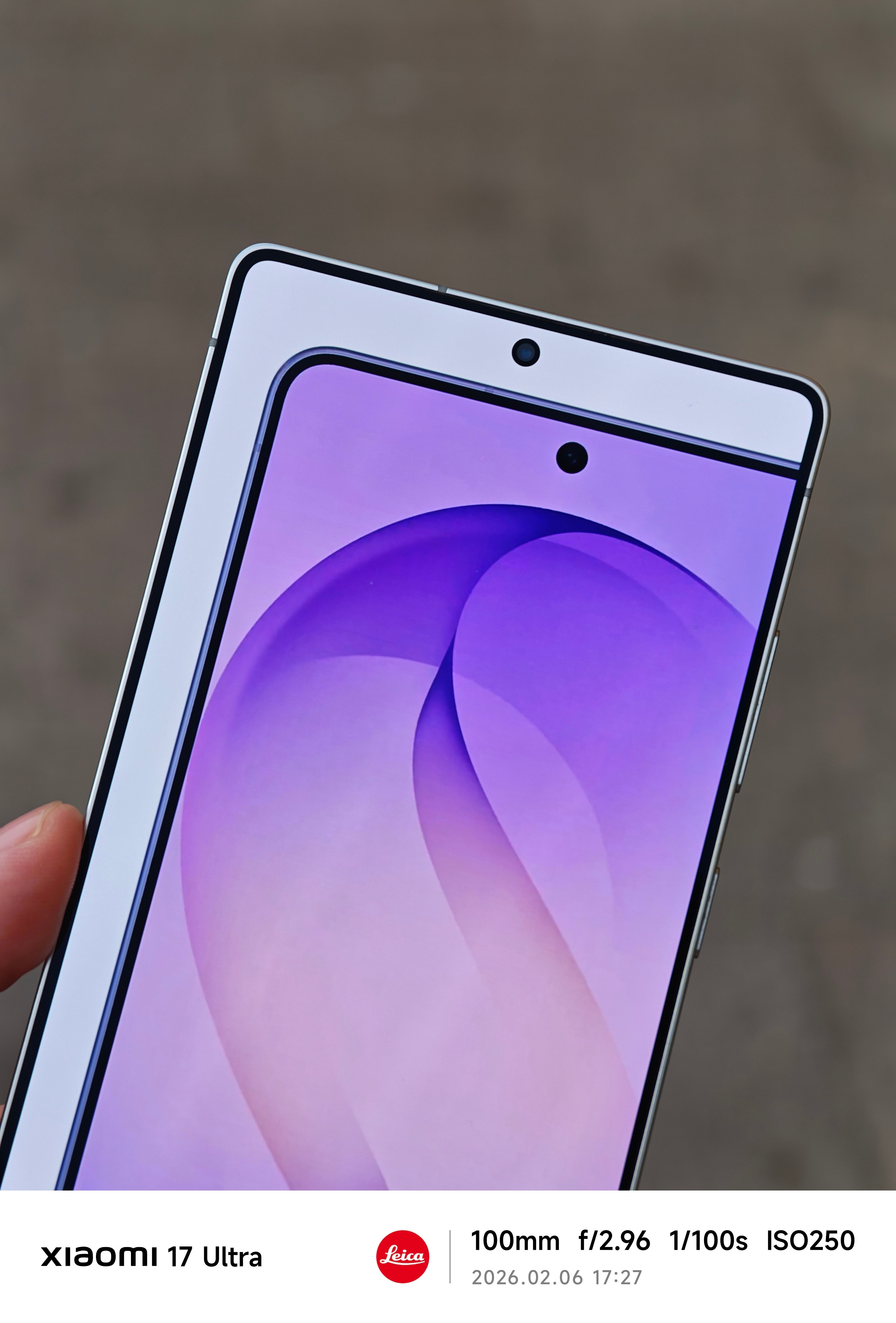 来同比例直观对比下S25Ultra和S26Ultra的边框和开孔大小。1.