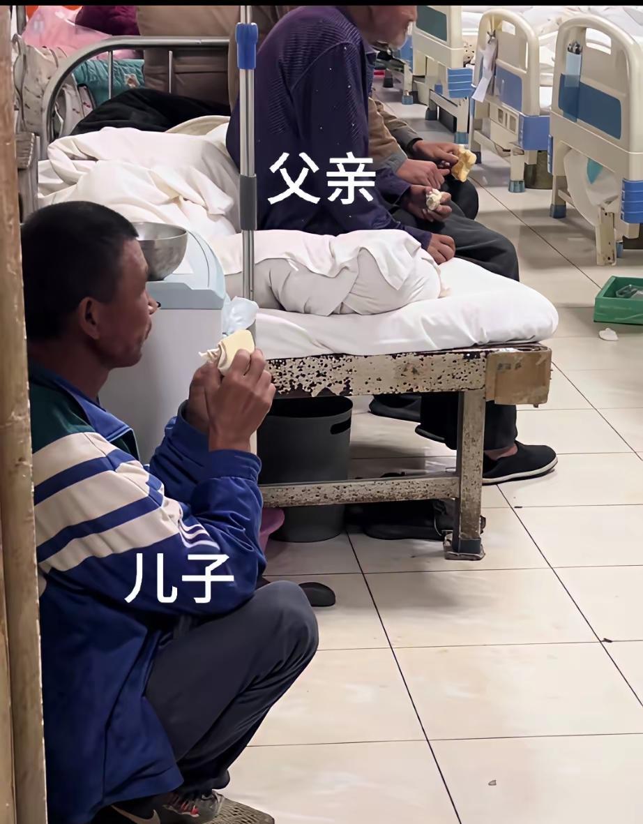 医院里一对父子的早餐就是简简单单的两个馒头连咸菜都没有勤俭节约是我们中华民